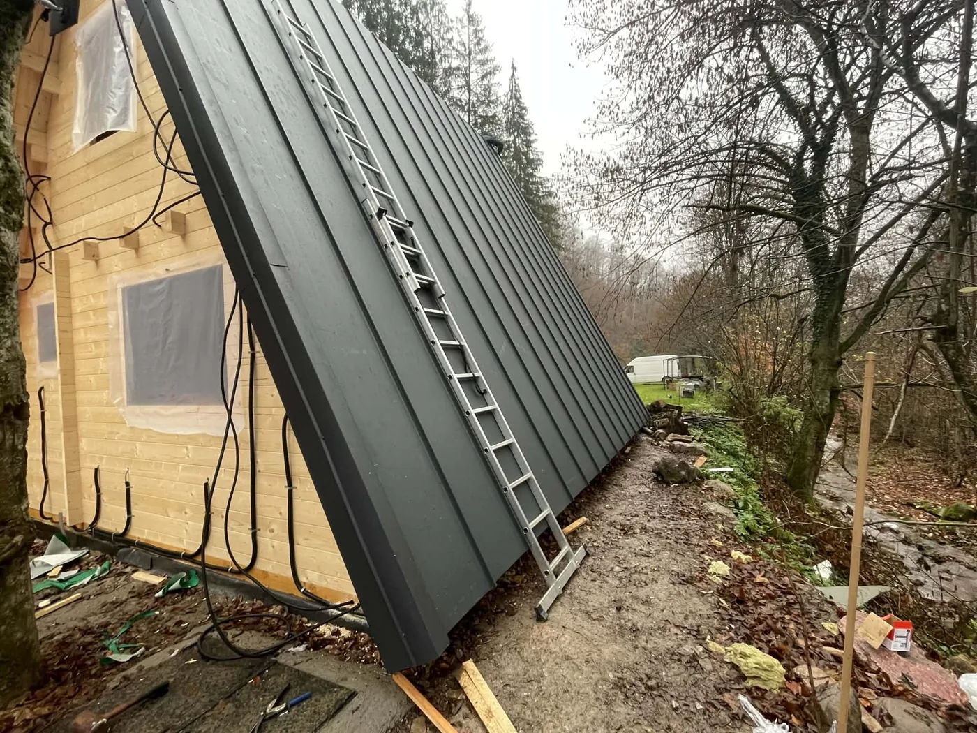 Învelitoare fălțuită pe construcție din lemn