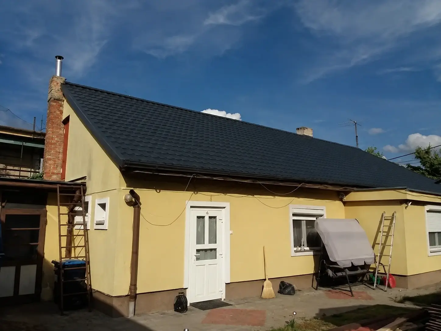 Același acoperiș după renovare, cu învelitoarea finalizată