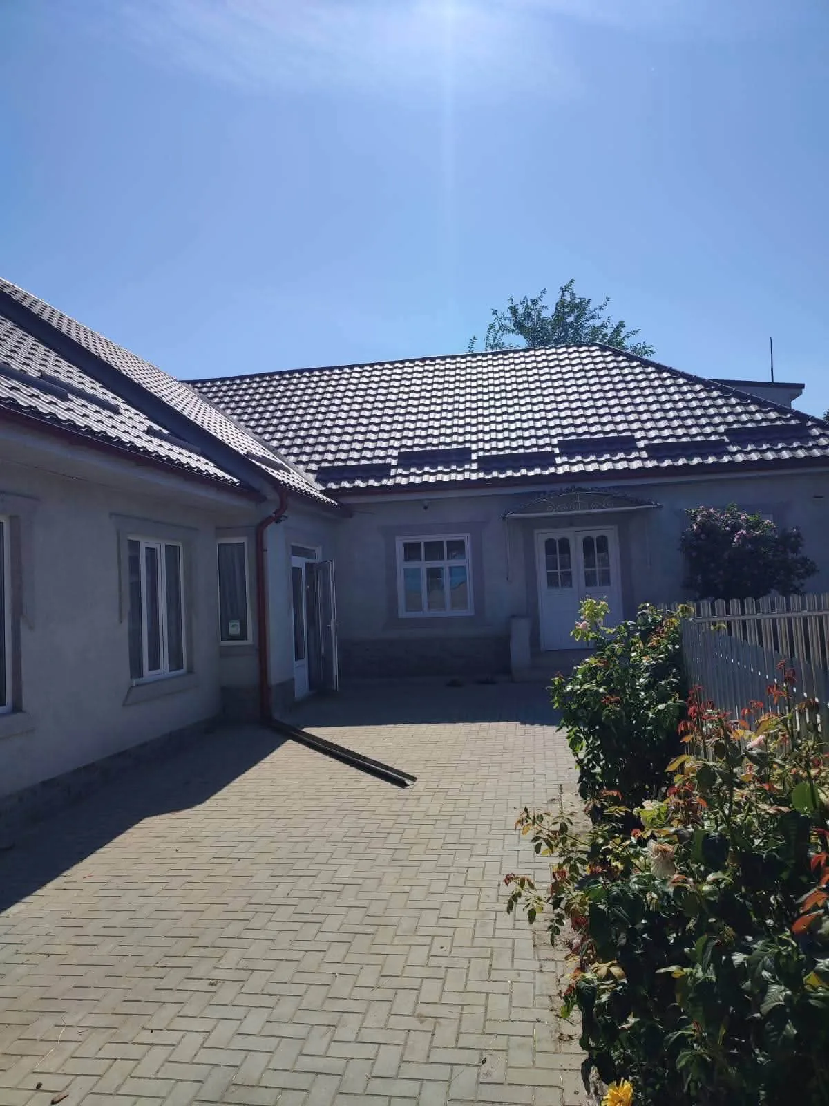 Acoperiș finalizat într-o curte